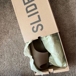 Yeezy Slide “core”